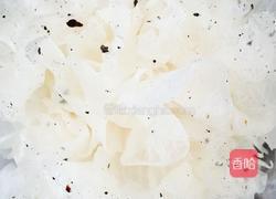 不一样的银耳莲子百合粥的做法图解1