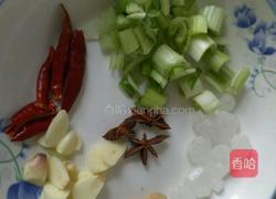 猪皮炖排骨的做法图解1