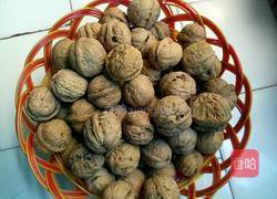 蜂蜜黑桃仁的做法图解1