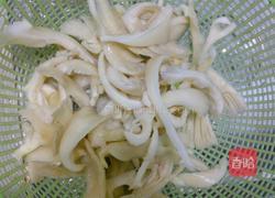 平菇炒鸡蛋的做法图解2