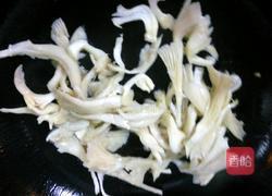 平菇炒鸡蛋的做法图解6