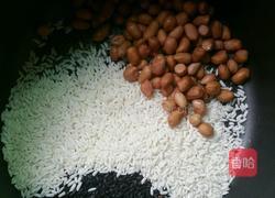 花生黑米粥的做法图解3