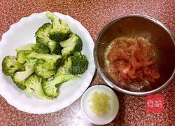 西兰花炒肉的做法图解2