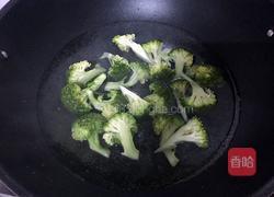 西兰花炒肉的做法图解3