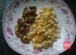 玉米牛奶核桃饮的做法图解1