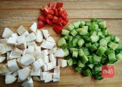 杏鲍菇黄瓜鸡丁的做法图解3