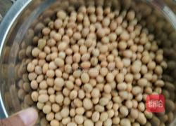 青椒炒干黄豆的做法图解1