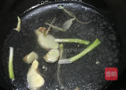 胡椒粉盐水煮虾菇的做法图解4