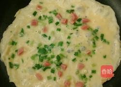 火腿肠香葱鸡蛋饼的做法图解3