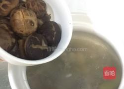 猪小排花菇海带结汤的做法图解7