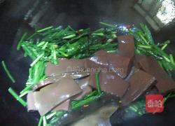 韭菜炒鸭血的做法图解3