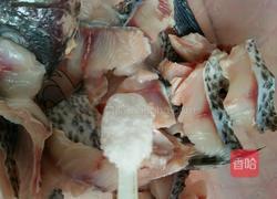 酸酸辣辣的酸菜鱼的做法图解3