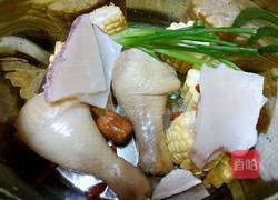 响螺片玉米鸡腿汤的做法图解4