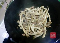 海鲜菇炒肉的做法图解11