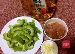 苦瓜炒肉的做法图解1