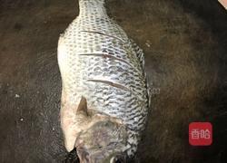 闷罗非鱼的做法图解1
