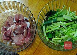 香芹炒肉片的做法图解1
