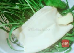 韭菜木耳炒千张的做法图解2