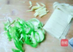 韭菜木耳炒千张的做法图解3