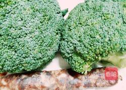 西兰花炒四川腊肠的做法图解1