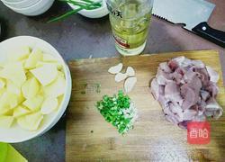 核桃油土豆烧肉的做法图解2