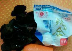 胡萝卜木耳炒百合的做法图解1