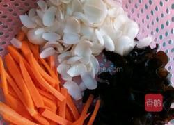 胡萝卜木耳炒百合的做法图解2