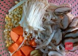 蘑菇素菜汤的做法图解2