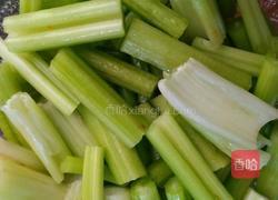 番茄炒芹菜的做法图解1