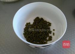 砂锅大米绿豆煲的做法图解2