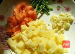 五彩土豆丁的做法图解1