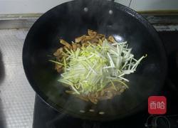 蒜黄炒肉的做法图解6