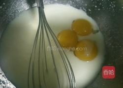 红丝绒蛋糕卷的做法图解2