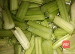 芹菜炒香肠的做法图解1
