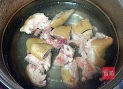 白萝卜猪蹄汤的做法图解1