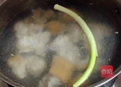 白萝卜猪蹄汤的做法图解3
