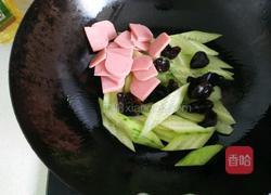黄瓜火腿炒木耳的做法图解7