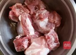 甜玉米排骨汤的做法图解1