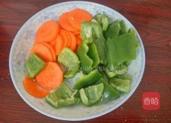 青椒胡萝卜土豆片的做法图解2