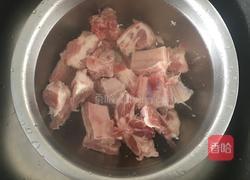 排骨烧海带的做法图解1