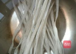 小鸡炖蘑菇粉条的做法图解2