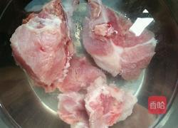 胡萝卜玉米骨头汤的做法图解1