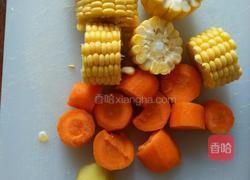 胡萝卜玉米骨头汤的做法图解2