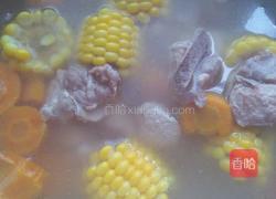 胡萝卜玉米骨头汤的做法图解6