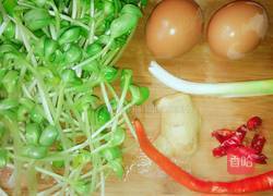 豆苗炒鸡蛋丝的做法图解1