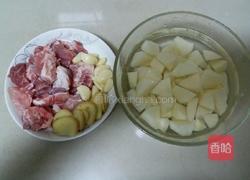 土豆烧排骨的做法图解1