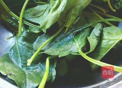 蔬菜汁手擀面的做法图解1