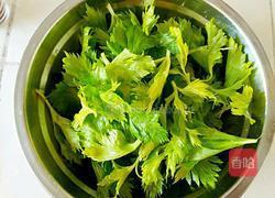 鸡蛋芹菜叶的做法图解3