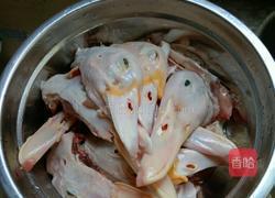 家常香焖鸭头的做法图解1