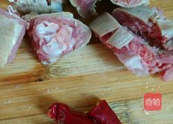 蒜苔炒咸鸭腿的做法图解1